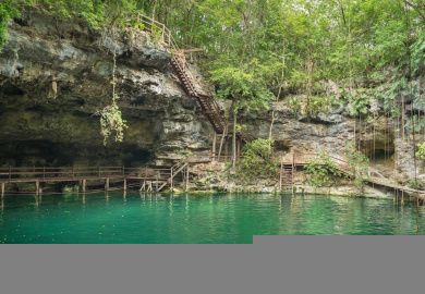 cenote con ninos en riviera maya